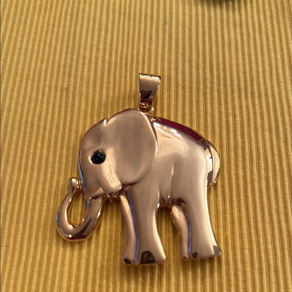 Elegant Gold Tone Pendant Jewelry